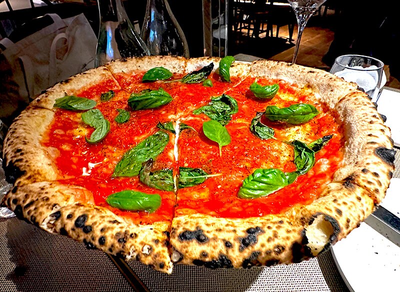 トマトとバジルが映えるピッツァ・マリナーラ