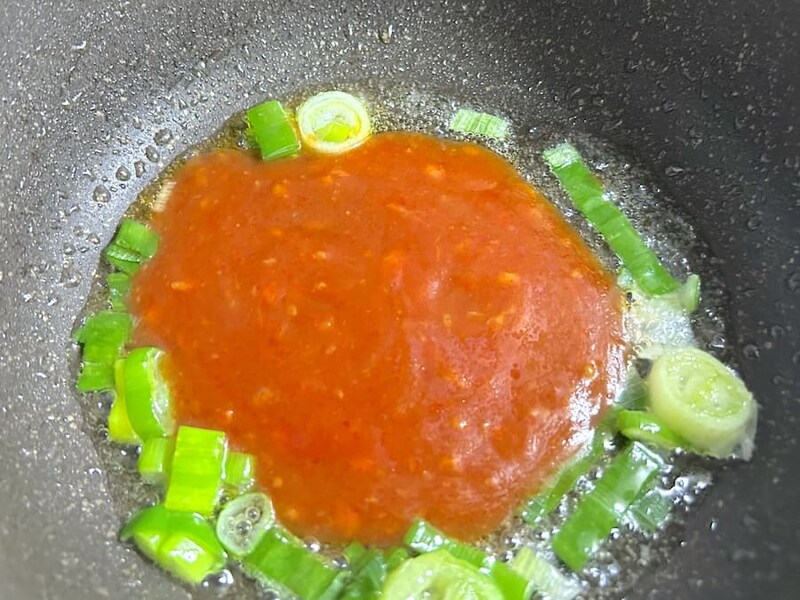 チリソースを入れる