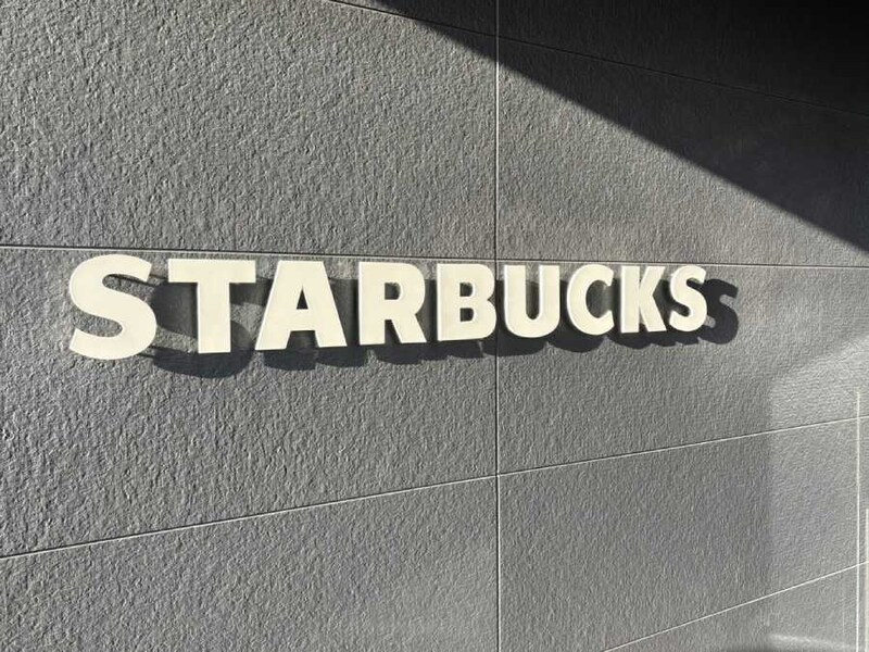 発売日当日の朝、さっそくスターバックスへ向かいました