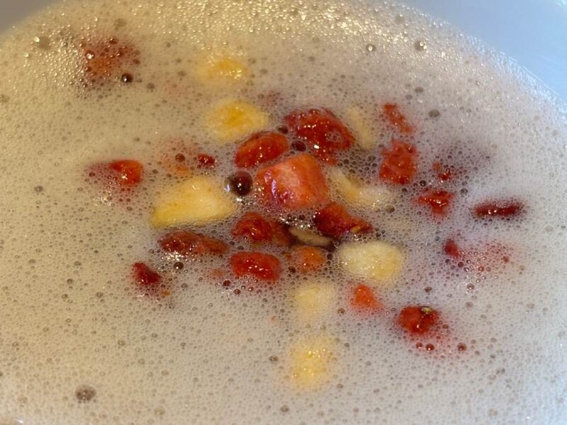 表面にはなにやら果肉のようなものがプカプカと