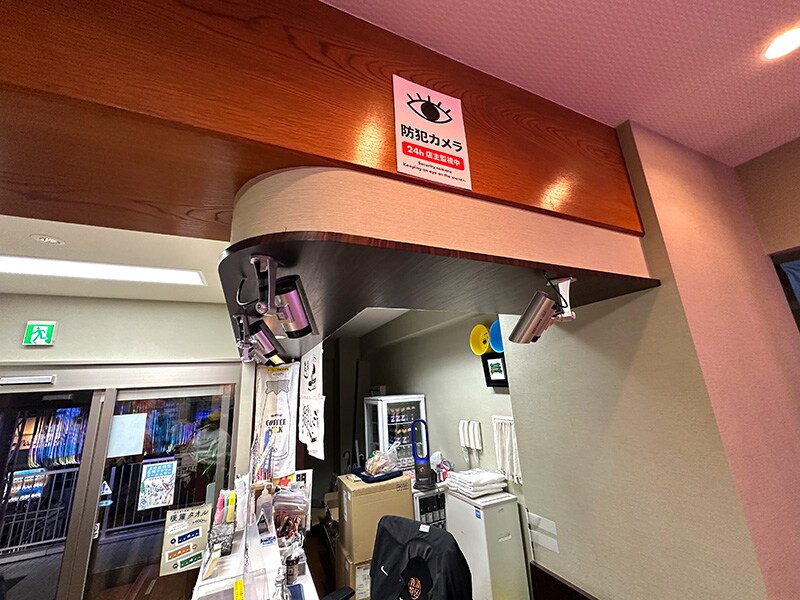 番台を「監視」する無数の監視カメラ