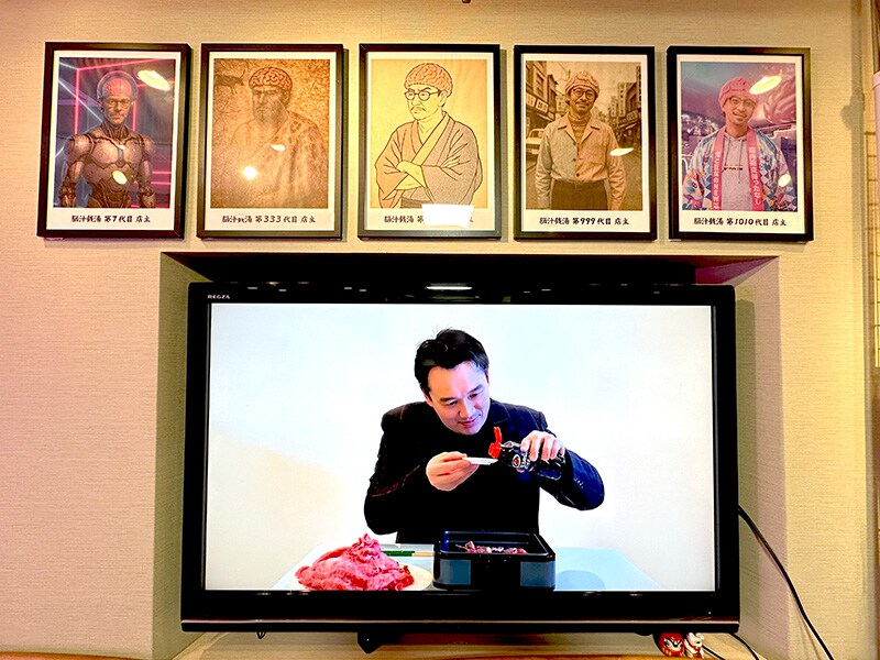 違和感たっぷりのCMが流れ続ける待合室のテレビに