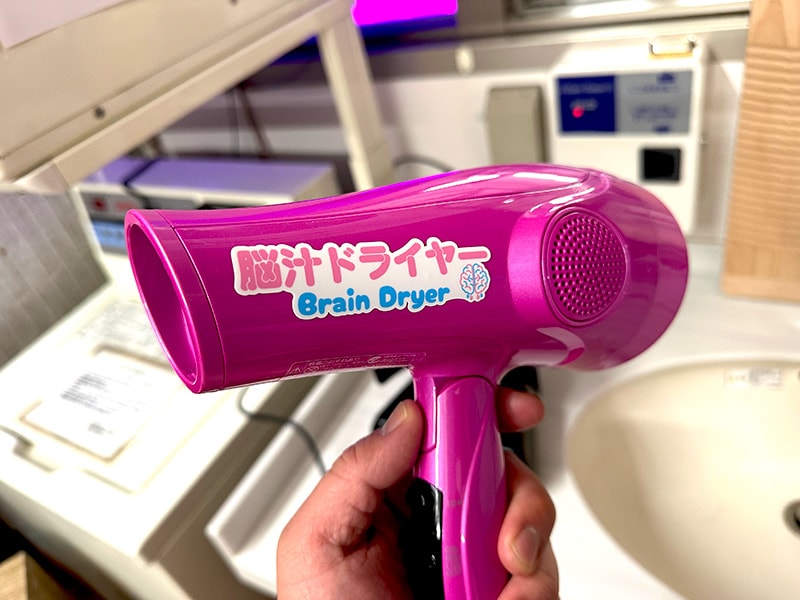 風とともに大音量の「口上」が吹き付けるドライヤー