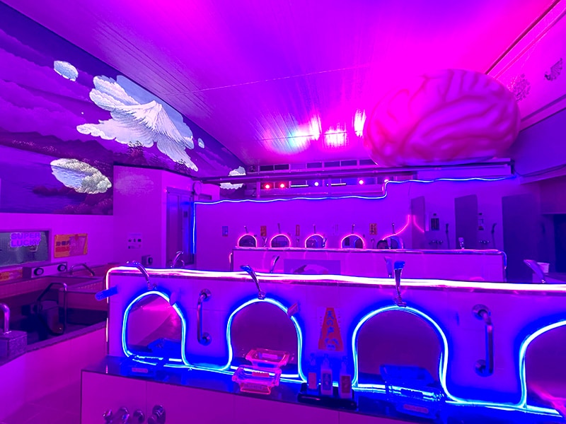 天井には「動く銭湯壁画」と巨大な「脳オブジェ」