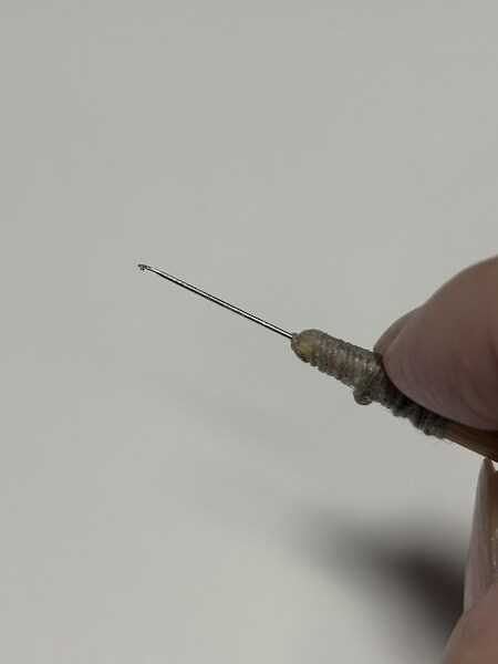 先端を削った針