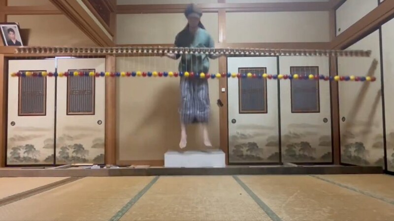 軽やかにジャンプして70個の玉を操るリューセーさん