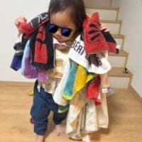 タオルが好きすぎる2歳児の完全装備　強すぎて笑うしかない