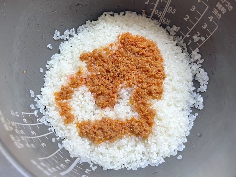 洗った米に素を入れる