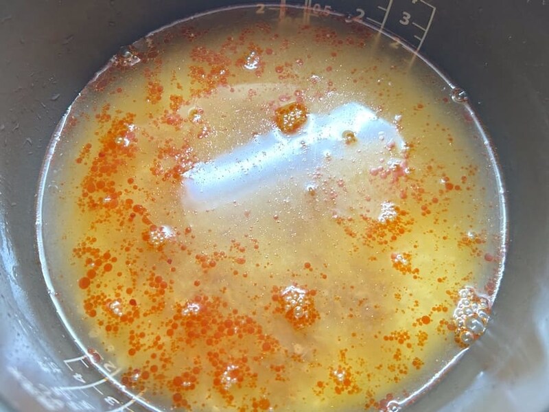 2合の目盛りまで水を注ぐ