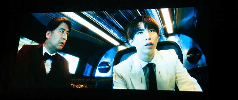 「PACHI-PACHI-7」新CM。はじめしゃちょーさん、佐久間宣行さんが「クイーン」の藤田ニコルさんと出会うストーリー