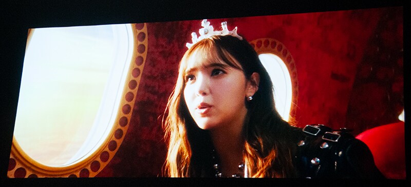 「PACHI-PACHI-7」新CM。はじめしゃちょーさん、佐久間宣行さんが「クイーン」の藤田ニコルさんと出会うストーリー