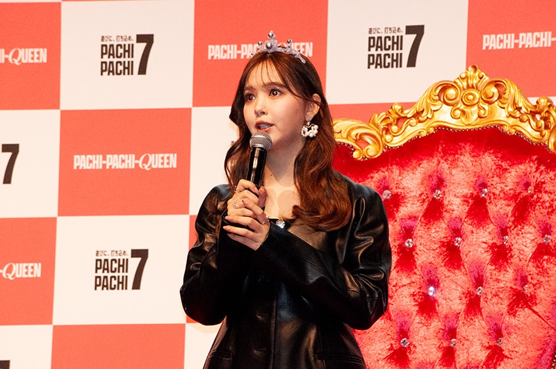 トークセッションで真摯なパチンコ愛を語る藤田ニコルさん