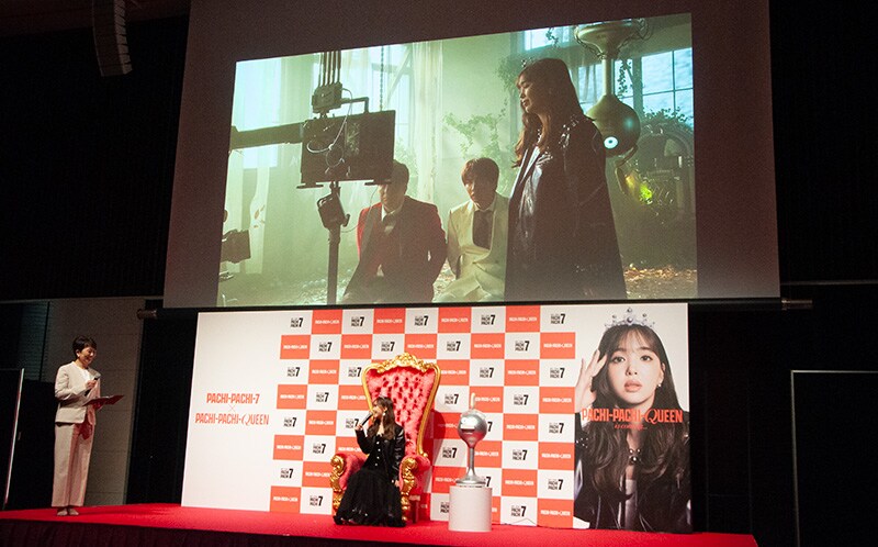 「はじめしゃちょーさんらを“締め上げる”シーンは内心ニヤニヤしてすごい楽しんでました」CM撮影の裏話を語る藤田ニコルさん