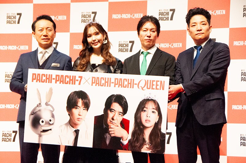 写真左から日工組 盧 副理事長、藤田ニコルさん、日工組 内ヶ島吉則広報委員長、同広報ワーキングチームの山下耕司さん