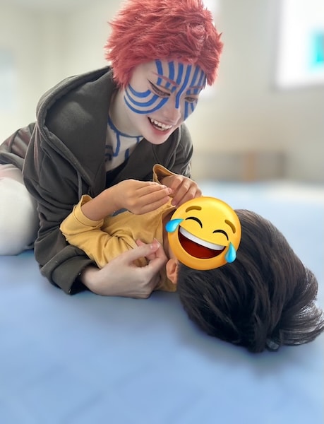 職場のハロウィンに猗窩座降臨！ レイヤーの“ガチ仮装”に子ども熱狂