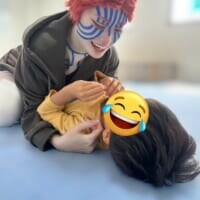 職場のハロウィンに猗窩座降臨！ レイヤーの“ガチ仮装”に子ども熱狂