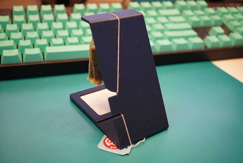 筐体は3Dプリンターで製作。逆L字型のスタンドにはスリットが入り、ティーバッグの紐をひっかけて吊るす