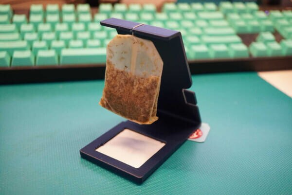 ティーバッグ使用時の悩みを解決「二番煎じ待機スタンド」 デザインを学ぶ大学院生が製作
