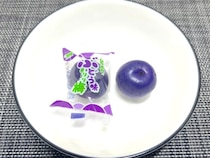 えっ、カリカリ梅のぶどう味……！？ついに発見した怪しすぎるお菓子を食べてみた