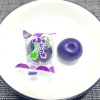 えっ、カリカリ梅のぶどう味……！？ついに発見した怪しすぎるお菓子を食べてみた