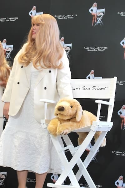 信子さんとは違いすぎるポーズ