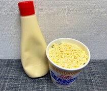 マヨネーズで麺が見えない！シーフードヌードルの「1番美味しい食べ方」を試してみた
