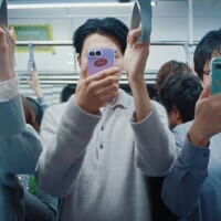 車内で「撮られてるかも？」の不安、4人に1人が経験　山寺宏一が“スマホ”を熱演するソフトバンク新動画公開