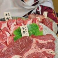 忘年会でのひと笑いに！「スーパーの肉が高級肉に見えるライフハック」が楽しそう