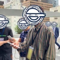 リアルタイムで顔が乗っ取られる！？「攻殻機動隊展」で“笑い男”によるハッキングを再現した鏡が登場