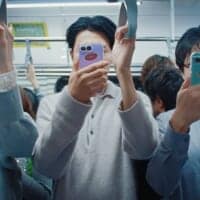 車内で「撮られてるかも？」の不安、4人に1人が経験　山寺宏一が“スマホ”を熱演するソフトバンク新動画公開