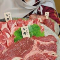 忘年会でのひと笑いに！「スーパーの肉が高級肉に見えるライフハック」が楽しそう