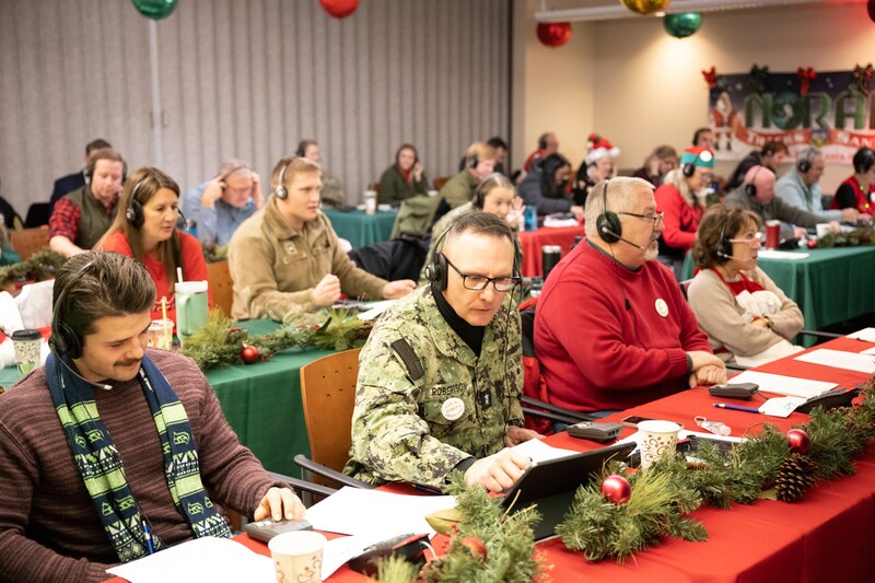 電話対応の様子（NORAD Tracks Santa Newsroom）