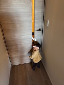 小窓越しにしか会えない父と娘　家の一角で生まれたドラマチックな一幕