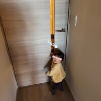 小窓越しにしか会えない父と娘　家の一角で生まれたドラマチックな一幕