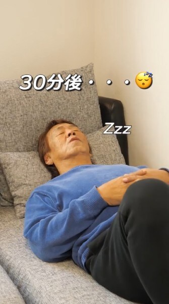 リラックスして居眠りをする長州さん