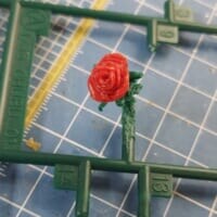 プラモの「ランナー」に美しい薔薇が咲く　ヒートペンを駆使したエコなアート作品