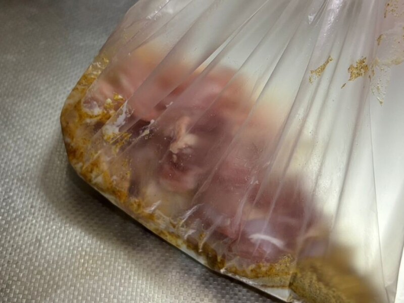 そこへ、一口大にカットした鶏もも肉を投入
