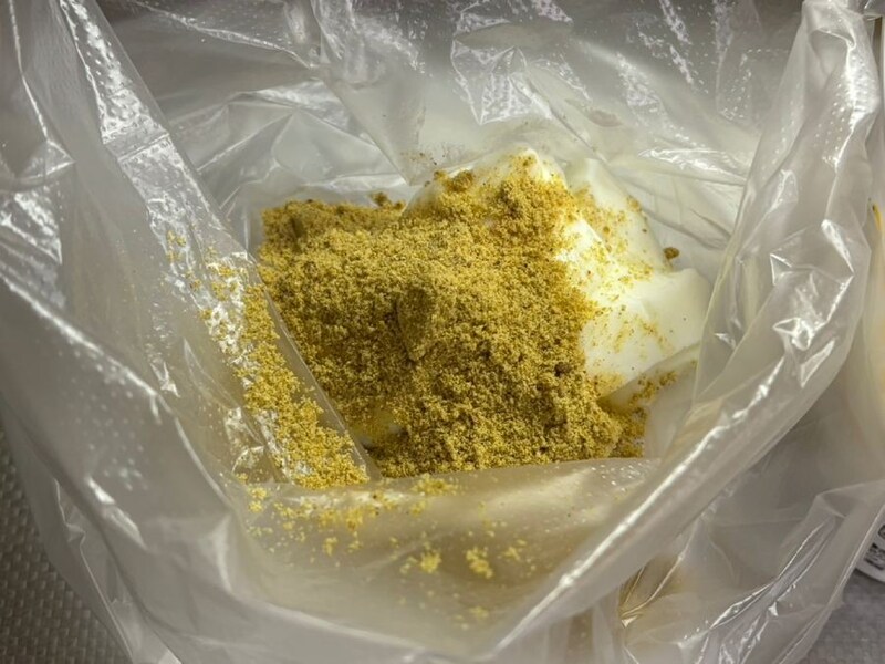 ポリ袋に無糖ヨーグルトと「カレーうどんスープ」の粉末を入れる