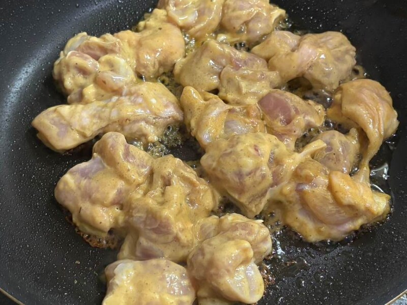 鶏もも肉を、少量の油を引いたフライパンで焼いていきます