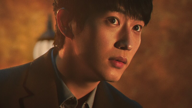 バーをのぞき込む杉野さん