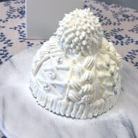 ケーキでニット帽を再現！“えげつない量の生クリーム”を使った、かぶりたくなる一品
