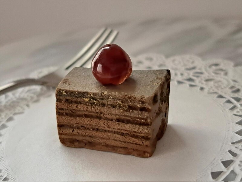 見た目は完全にチョコケーキだけど……実は“石”だった作品に脳がバグる