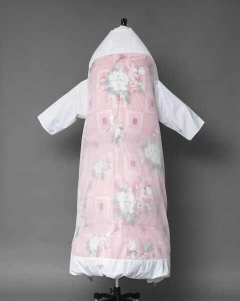 花がらの布団に、白いシーツカバー