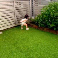 畑を見守る「ちっちゃいベテラン」　1歳児の後ろ姿が貫禄ありすぎ