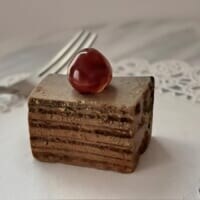 見た目は完全にチョコケーキだけど……実は“石”だった作品に脳がバグる