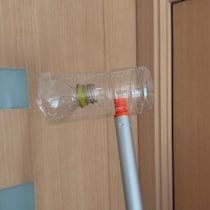 1人暮らしの救世主？Xユーザー考案「手作り虫捕獲器」が助かる