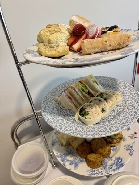 見慣れた3段のケーキスタンド