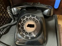 怪しい電話を意図せず撃退してしまう？黒電話ユーザーの詐欺対応が話題