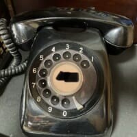 怪しい電話を意図せず撃退してしまう？黒電話ユーザーの詐欺対応が話題