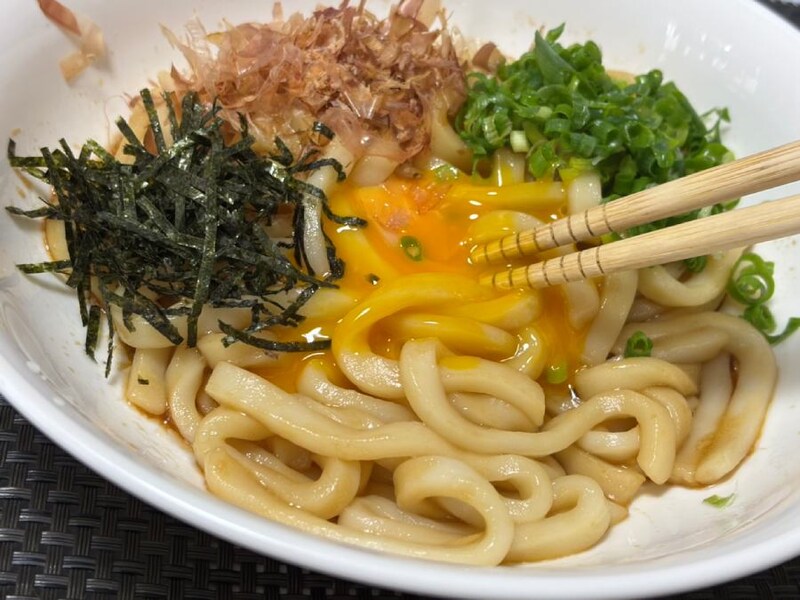 卵黄を箸で崩す